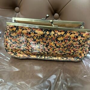 Patricia Nash Italian Leather Adorable Small Floral Clutch. Kiss lock